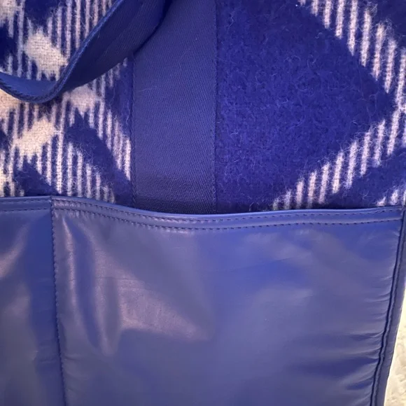 BURBERRY TOTE WITH COA (1650 RETAIL) - Picture 2 of 13